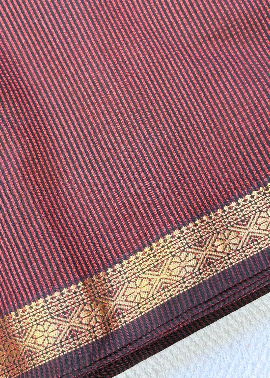 Maroon Garbhreshami Maheshwari